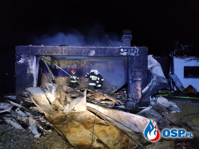 Dom jednorodzinny doszczętnie spłonął. Trudna akcja gaśnicza w Boże Narodzenie. OSP Ochotnicza Straż Pożarna