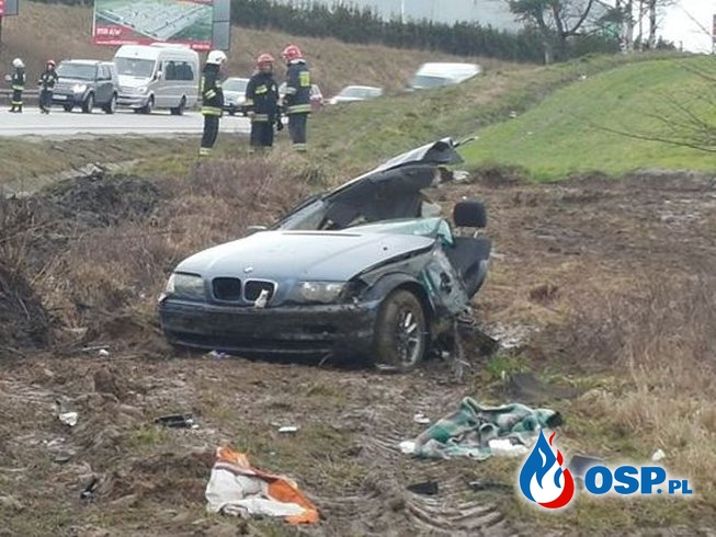 BMW uderzyło w drzewo i rozpadło się na dwie części. OSP Ochotnicza Straż Pożarna