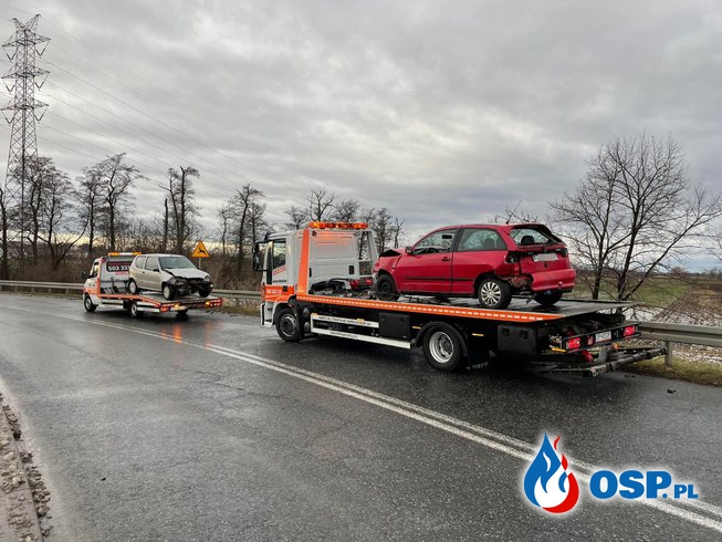 Trzy auta zderzyły się w Opolu. Ranna kobieta trafiła do szpitala. OSP Ochotnicza Straż Pożarna