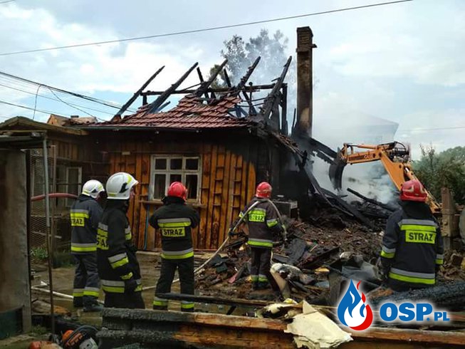 Pożar drewnianego domu w Sułkowicach. OSP Ochotnicza Straż Pożarna