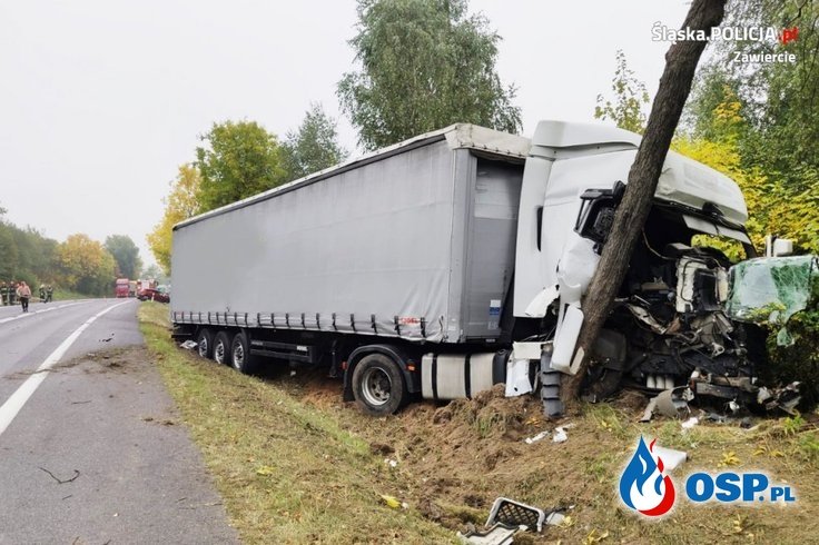 Czołowe zderzenie auta z ciężarówką. Kierowca suzuki zmarł w szpitalu. OSP Ochotnicza Straż Pożarna