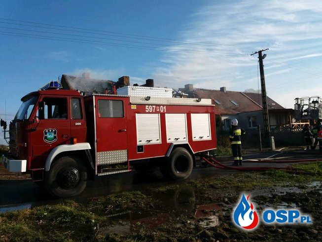 Pożar poddasza budynku wielorodzinnego. OSP Ochotnicza Straż Pożarna