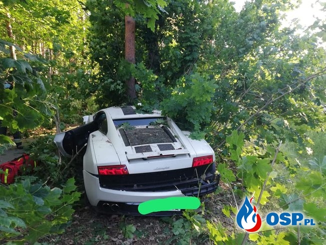 Groźny wypadek na DW 302. Lamborghini Gallardo zderzyło się z Fordem. OSP Ochotnicza Straż Pożarna