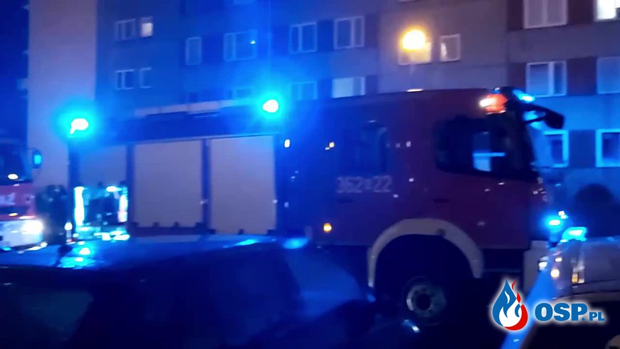 36-latek prawdopodobnie podpalił mieszkanie i wyskoczył z okna na 9. piętrze. OSP Ochotnicza Straż Pożarna