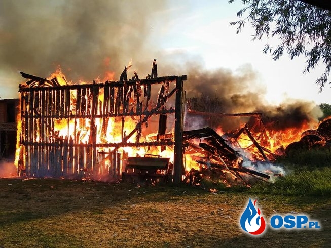 Drewniana stodoła i baloty słomy doszczętnie spłonęły OSP Ochotnicza Straż Pożarna