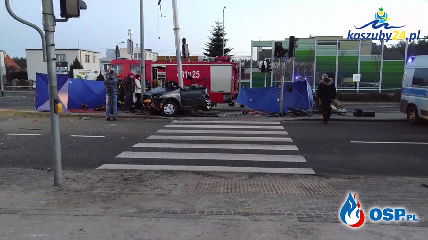 Toyota roztrzaskała się na słupie. Zginęło trzech mężczyzn. OSP Ochotnicza Straż Pożarna