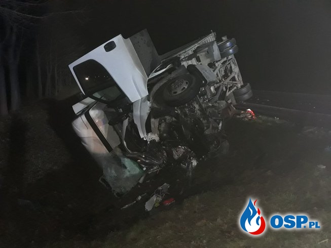 Kierowca osobówki zginął po zderzeniu z ciężarówką. Okazało się, że nie miał prawa jazdy. OSP Ochotnicza Straż Pożarna