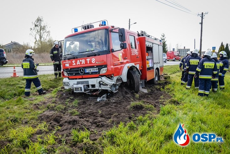 Wypadek strażaków OSP Witnica w drodze do akcji. Zderzyli się z autem i wypadli z drogi. OSP Ochotnicza Straż Pożarna