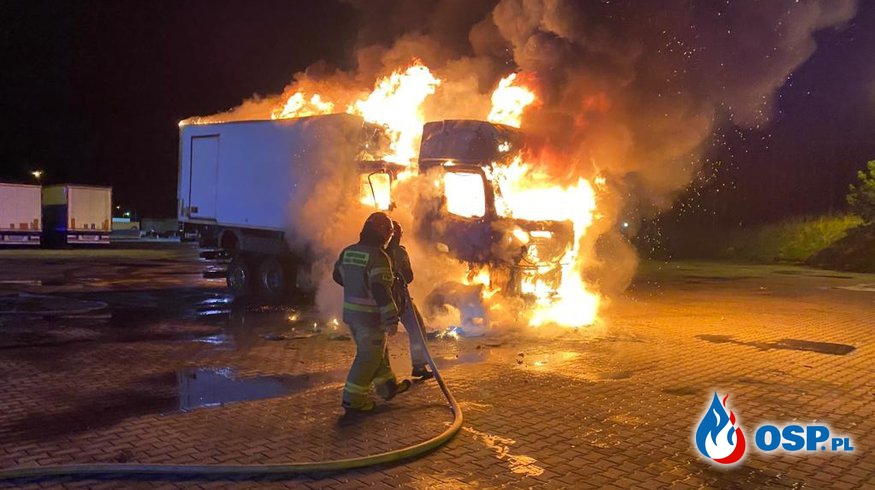Pożar ciężarówki, przewożącej auto dostawcze. Oba pojazdy spłonęły. OSP Ochotnicza Straż Pożarna