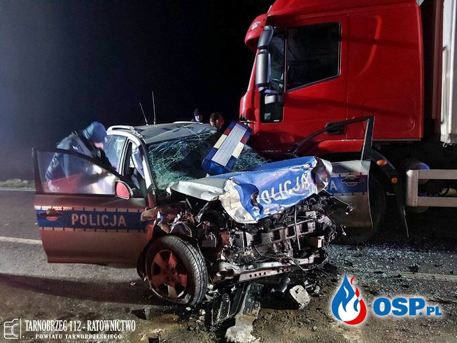 Wypadek podczas pościgu. Uciekinier staranował policyjny radiowóz. OSP Ochotnicza Straż Pożarna