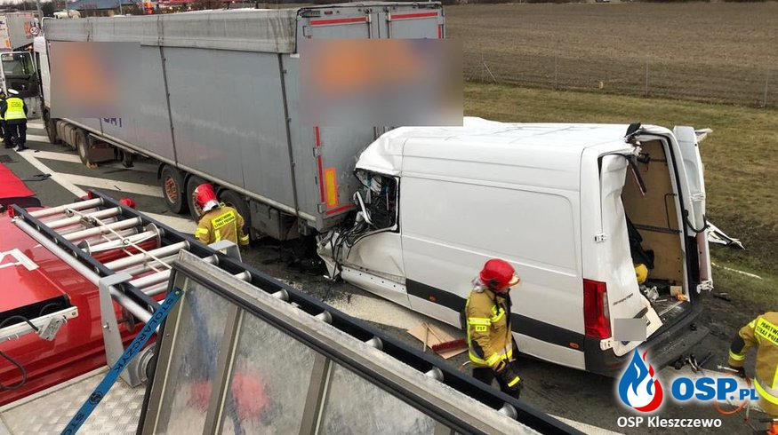Trzy osoby nie żyją. Bus wbił się w ciężarówkę na autostradzie A2. OSP Ochotnicza Straż Pożarna