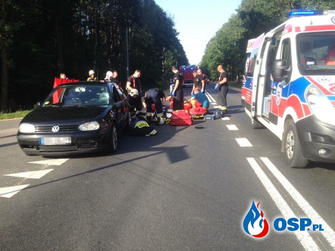 Zderzenie samochodu osobowego z motorowerem w Zawadzkiem. OSP Ochotnicza Straż Pożarna