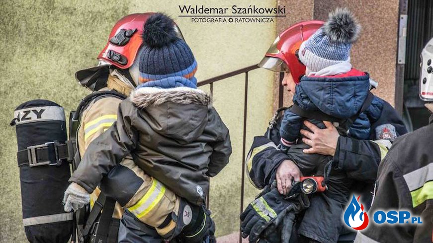 Pożar mieszkania w Chocianowie. Ewakuowano 15 osób, w tym małe dzieci! OSP Ochotnicza Straż Pożarna