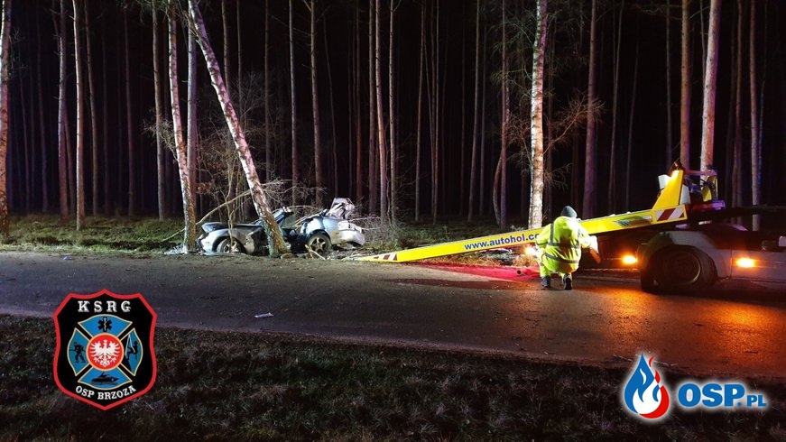 Mazda uderzyła bokiem w drzewo. Jedna osoba zginęła, druga jest ranna. OSP Ochotnicza Straż Pożarna