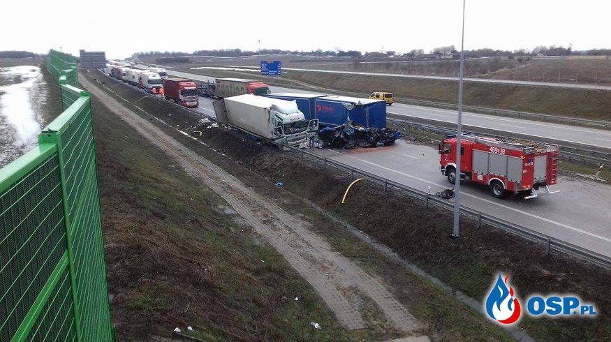 Śmiertelny wypadek na autostradzie A1 niedaleko węzła Brzeziny. Zderzenie dwóch tirów. OSP Ochotnicza Straż Pożarna