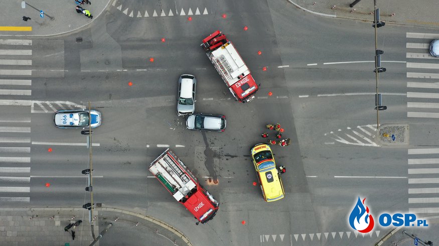 Wypadek na skrzyżowaniu. Jeden z kierowców wymusił pierwszeństwo. OSP Ochotnicza Straż Pożarna