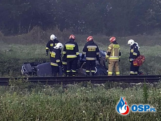 Wypadek w gęstej mgle. Szynobus staranował BMW na przejeździe kolejowym. OSP Ochotnicza Straż Pożarna