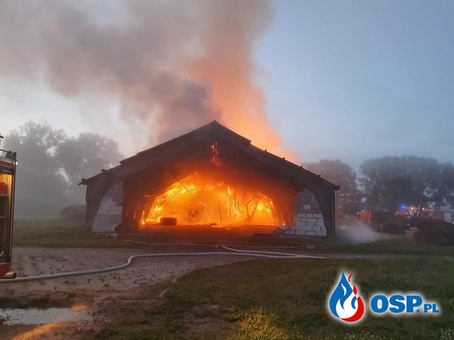 Nocny pożar stodoły pod Koszalinem. W akcji 8 zastępów strażaków. OSP Ochotnicza Straż Pożarna