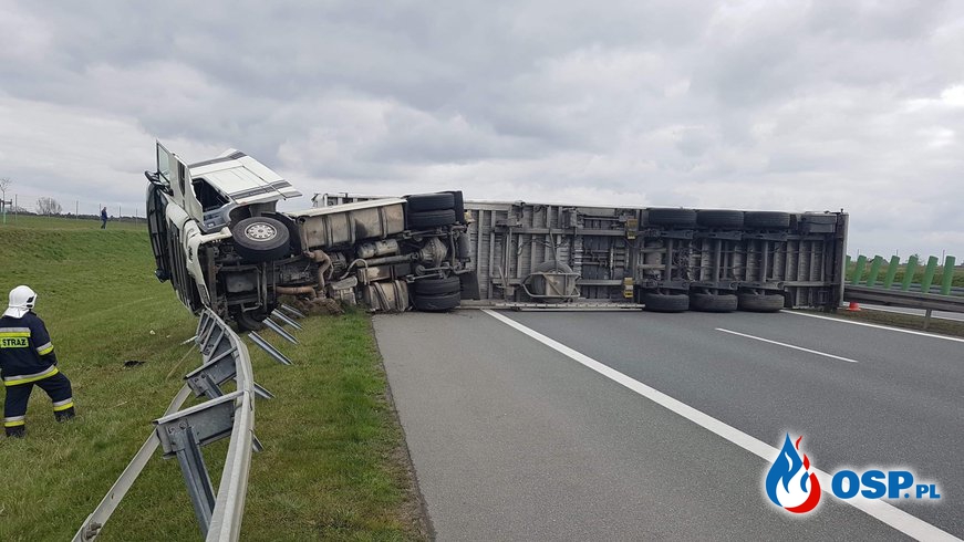 Przewrócona ciężarówka zablokowała przejazd autostradą A2 OSP Ochotnicza Straż Pożarna