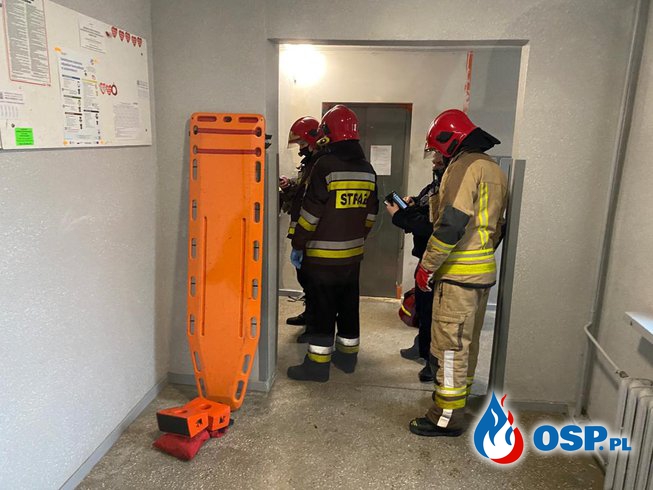 Winda spadła z 10. piętra na parter! Jedna osoba jest ciężko ranna. OSP Ochotnicza Straż Pożarna