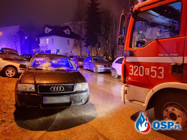 Źle zaparkowane pojazdy przeszkodziły strażakom w dojeździe do pożaru. To stały problem na wielu osiedlach. OSP Ochotnicza Straż Pożarna
