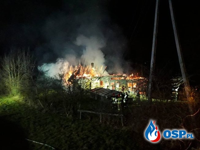 Drewniany dom stanął w ogniu. Nocna akcja gaśnicza pod Nowym Sączem. OSP Ochotnicza Straż Pożarna