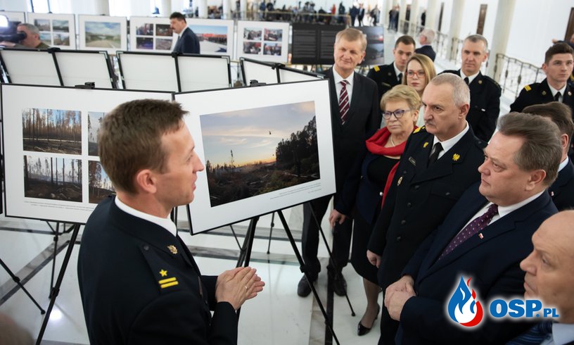 W sejmie otwarto wystawę zdjęć z akcji polskich strażaków w Szwecji OSP Ochotnicza Straż Pożarna