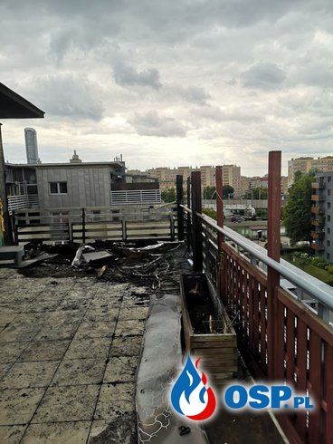 Pożar tarasów we wrocławskim bloku. Ewakuowano lokatorów. OSP Ochotnicza Straż Pożarna