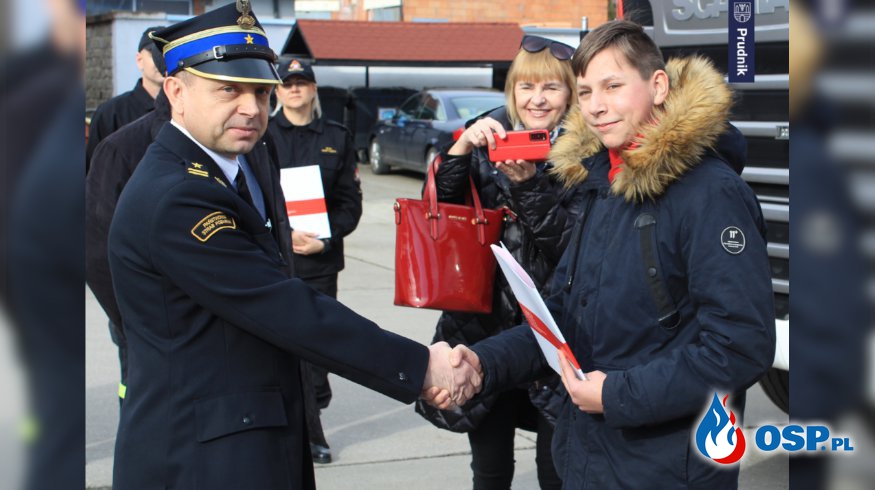 Czujny 15-latek zapobiegł tragedii. Pogratulowali mu strażacy i burmistrz. OSP Ochotnicza Straż Pożarna