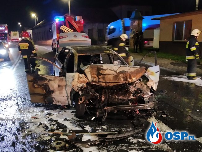 Kierowca ciężarówki uratował mężczyznę z płonącego auta. Samochód zapalił się po czołowym zderzeniu. OSP Ochotnicza Straż Pożarna
