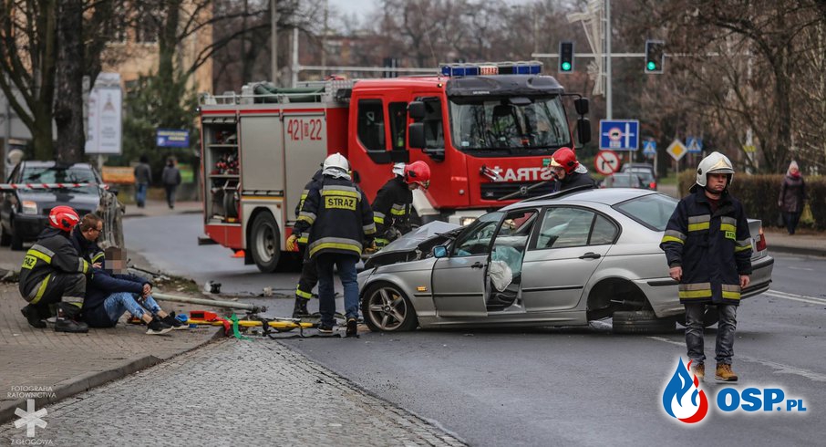 19-latek w BMW wpadł w poślizg i ściął latarnię OSP Ochotnicza Straż Pożarna