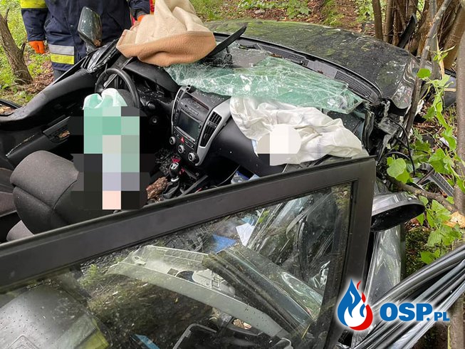Auto uderzyło dachem w drzewo, wewnątrz uwięziona kobieta. Po ranną przyleciał śmigłowiec LPR. OSP Ochotnicza Straż Pożarna