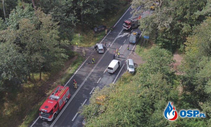 Szalona jazda młodego kierowcy BMW zakończona karambolem. Wypadek pod Opolem. OSP Ochotnicza Straż Pożarna