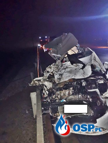 Ford uderzył w naczepę, w rozbite auto wjechała ciężarówka. 48-latek nie żyje. OSP Ochotnicza Straż Pożarna