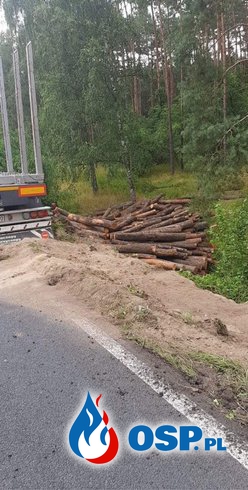 Kolizja samochodu ciężarowego transportującego drewno OSP Ochotnicza Straż Pożarna