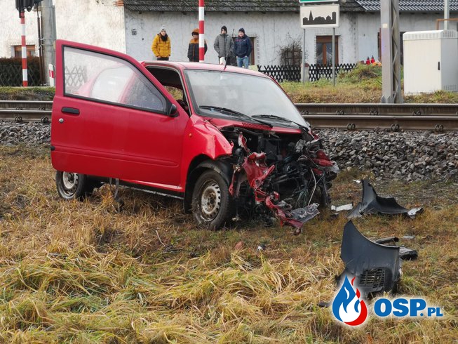 Kierowca fiata wjechał na przejazd kolejowy, prosto pod rozpędzony pociąg. OSP Ochotnicza Straż Pożarna