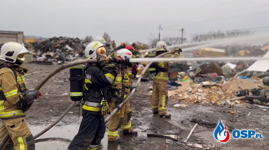 Pożar na nielegalnym złomowisku w Lęborku. W akcji 14 zastępów strażaków. OSP Ochotnicza Straż Pożarna