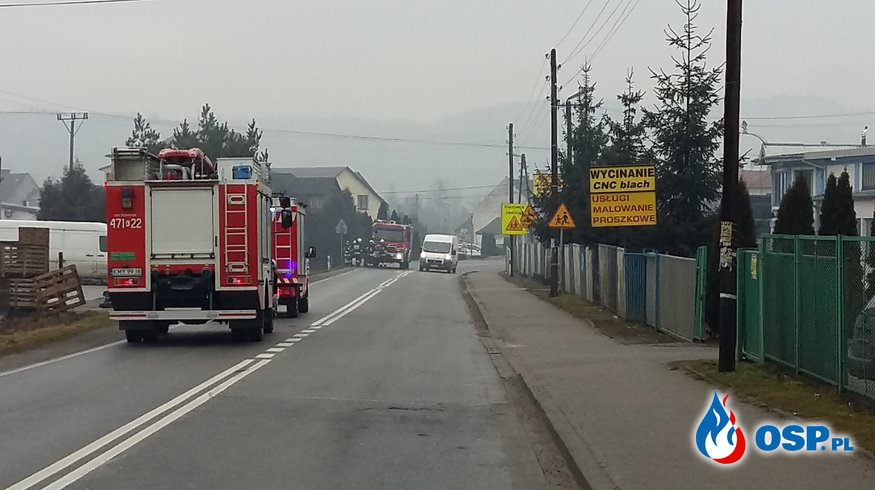 Plama oleju na DW956 w Biertowicach. OSP Ochotnicza Straż Pożarna