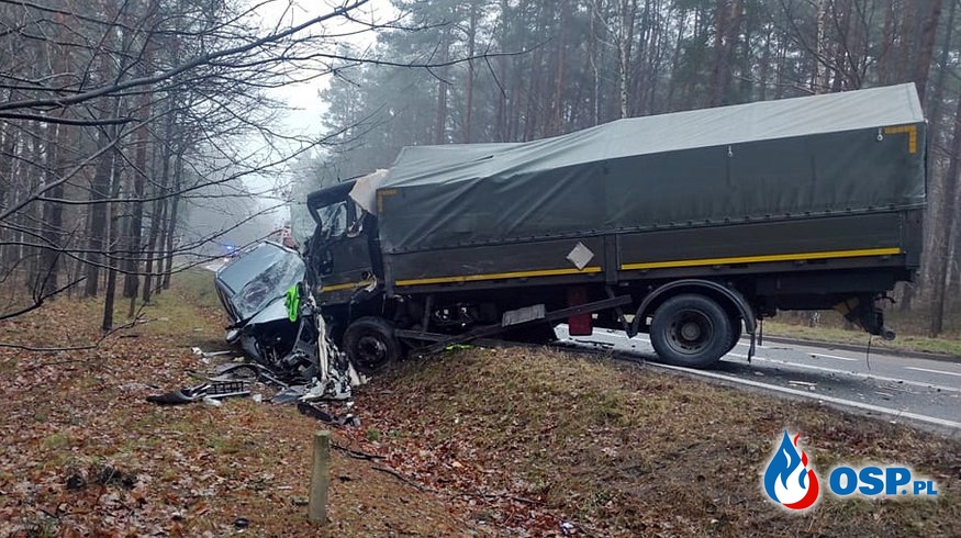 Tragiczny wypadek z udziałem wojskowej ciężarówki. Nie żyje jedna osoba. OSP Ochotnicza Straż Pożarna