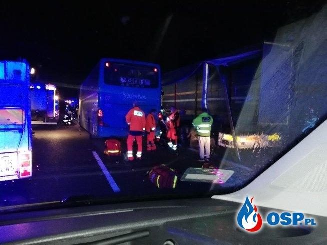 Tragiczne zderzenie ciężarówek i autobusu na A1. Jedna osoba zginęła, 6 jest rannych. OSP Ochotnicza Straż Pożarna