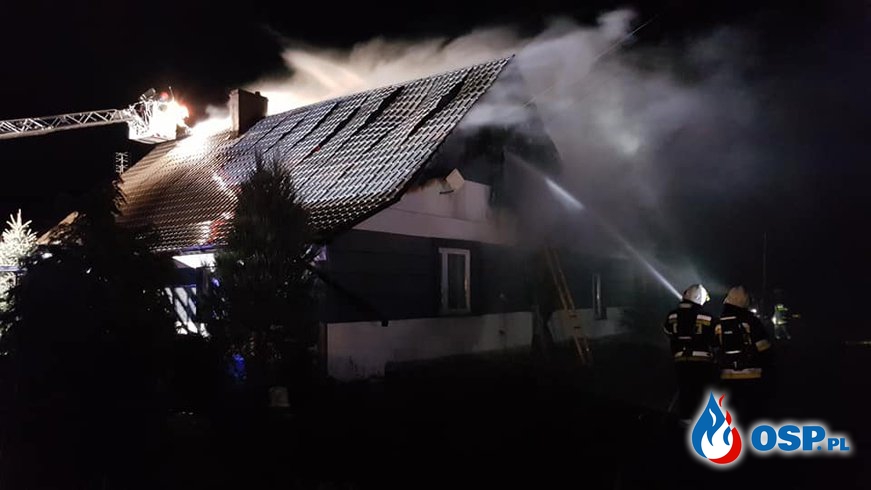 Pożar w wigilijną noc. Rodzina z pięciorgiem dzieci straciła dach nad głową. OSP Ochotnicza Straż Pożarna