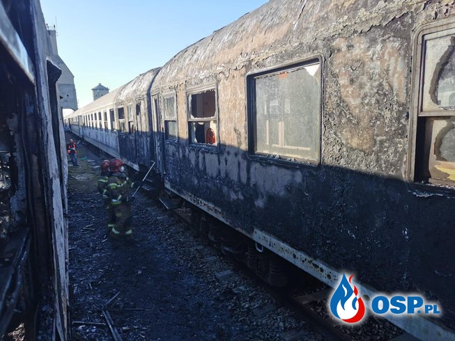 Groźny pożar wagonów kolejowych. Świadek ewakuował mężczyzn, wewnątrz została kobieta. OSP Ochotnicza Straż Pożarna