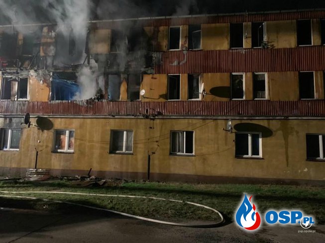 Pożar wielorodzinnego budynku socjalnego w Zdzieszowicach. OSP Ochotnicza Straż Pożarna