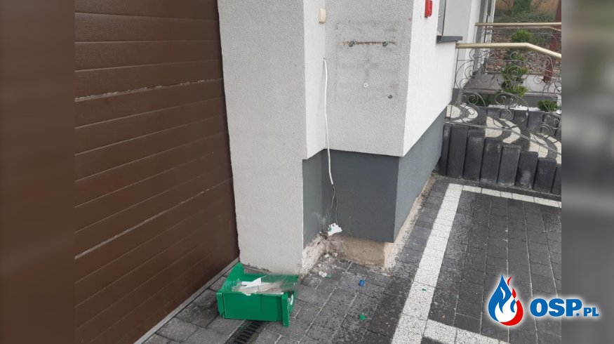 Bulwersująca kradzież w OSP Raciborowice. Ktoś ukradł AED ze ściany remizy. OSP Ochotnicza Straż Pożarna