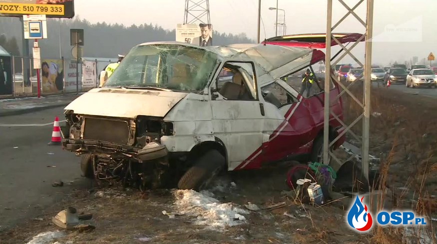 Groźny wypadek w Nadarzynie. Trzy osoby zakleszczone w busie. OSP Ochotnicza Straż Pożarna