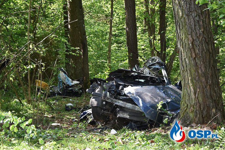 27-latek roztrzaskał audi na drzewie. Kierowca wypadł z auta, zginął na miejscu. OSP Ochotnicza Straż Pożarna