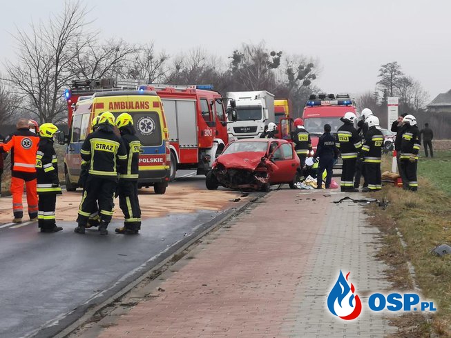 Auto dachowało po czołowym zderzeniu pod Opolem. Lądował śmigłowiec LPR. OSP Ochotnicza Straż Pożarna