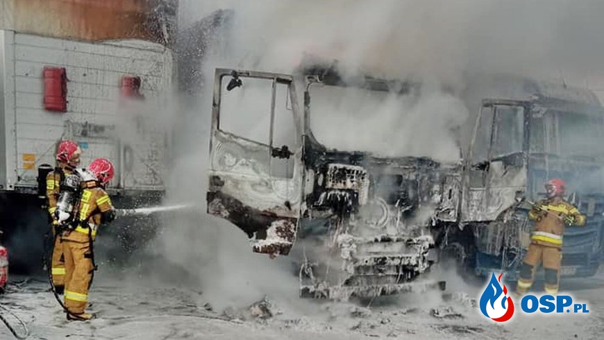 Pożar w firmie transportowej. Ciężarówka z naczepą doszczętnie spłonęła. OSP Ochotnicza Straż Pożarna