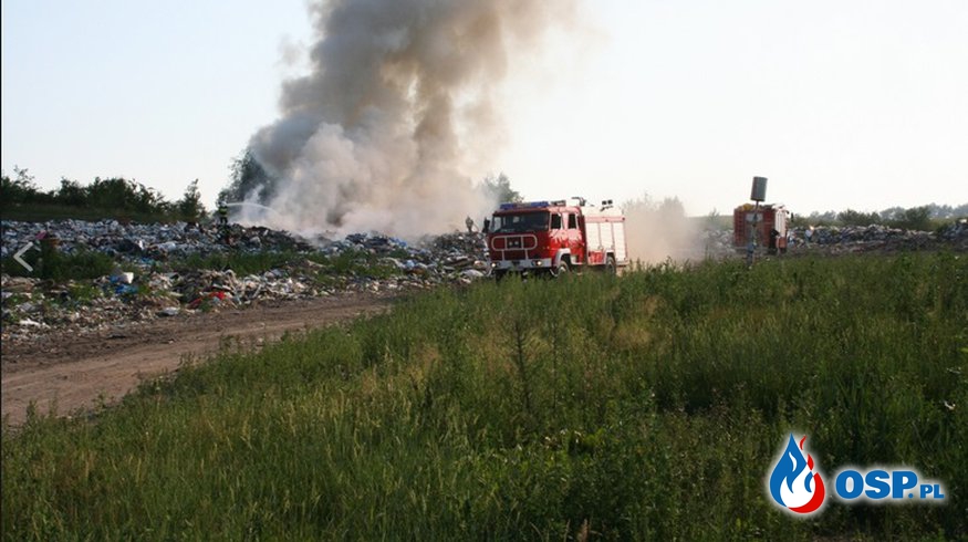 Duzy pożar składowiska odpadów komunalnych w Trzemesznie - 5 zastępów w akcji ! OSP Ochotnicza Straż Pożarna