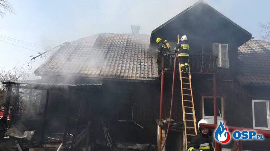 100-letni drewniany budynek w ogniu. Spłonęła plebania parafii. OSP Ochotnicza Straż Pożarna